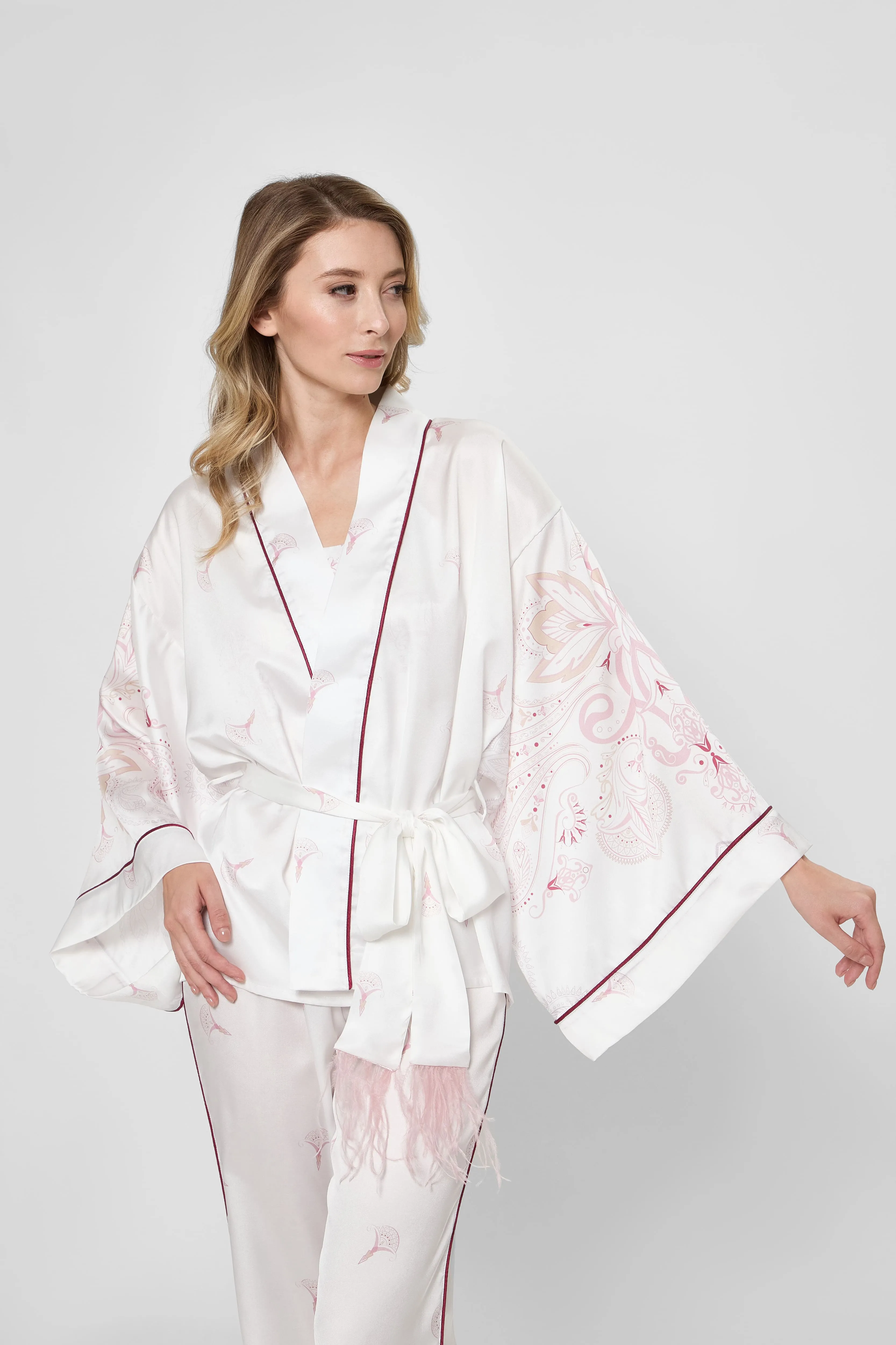 Женский белый костюм Melia ( халат, штаны ) 1