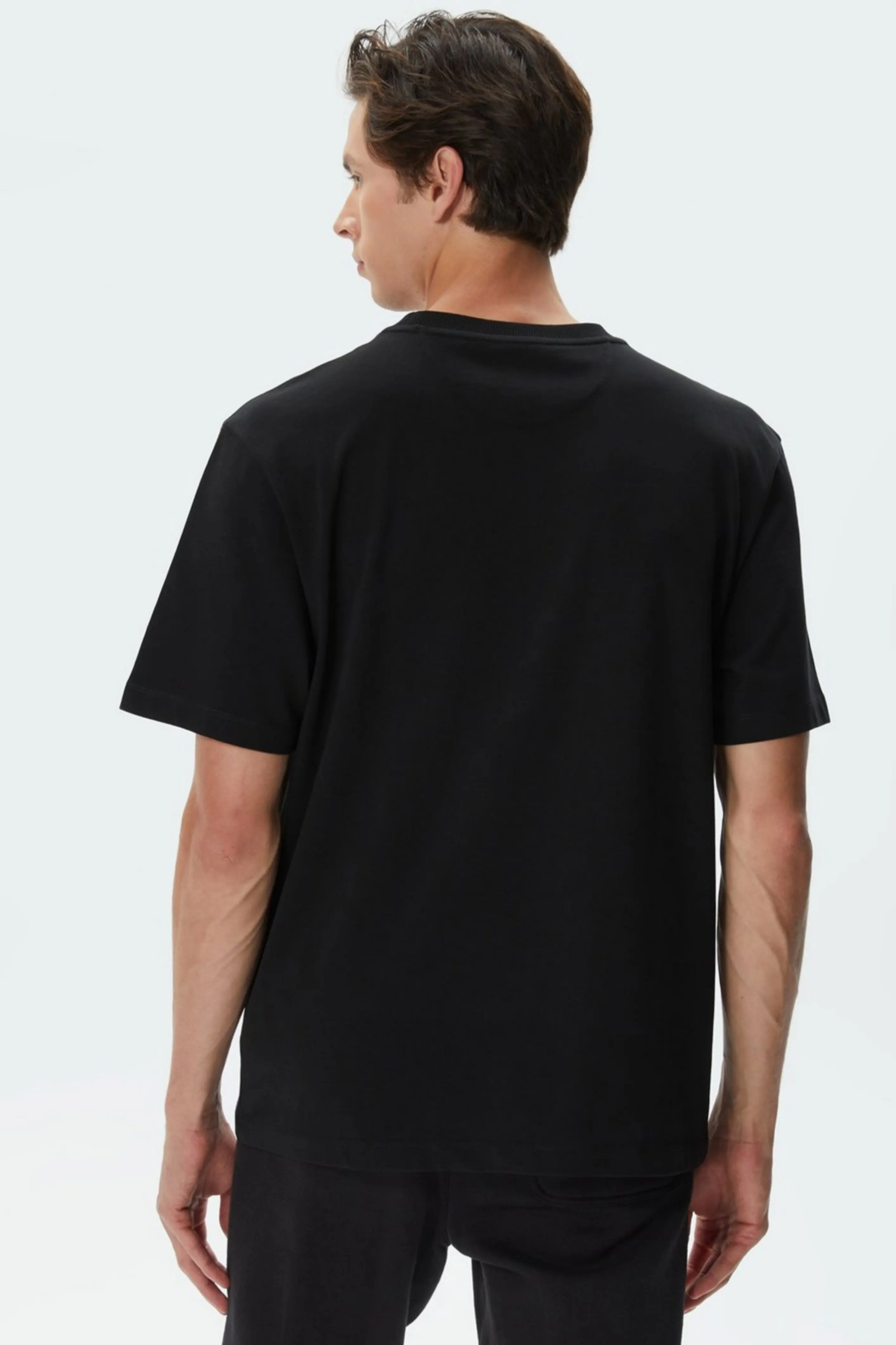 Чоловіча чорна футболка 2