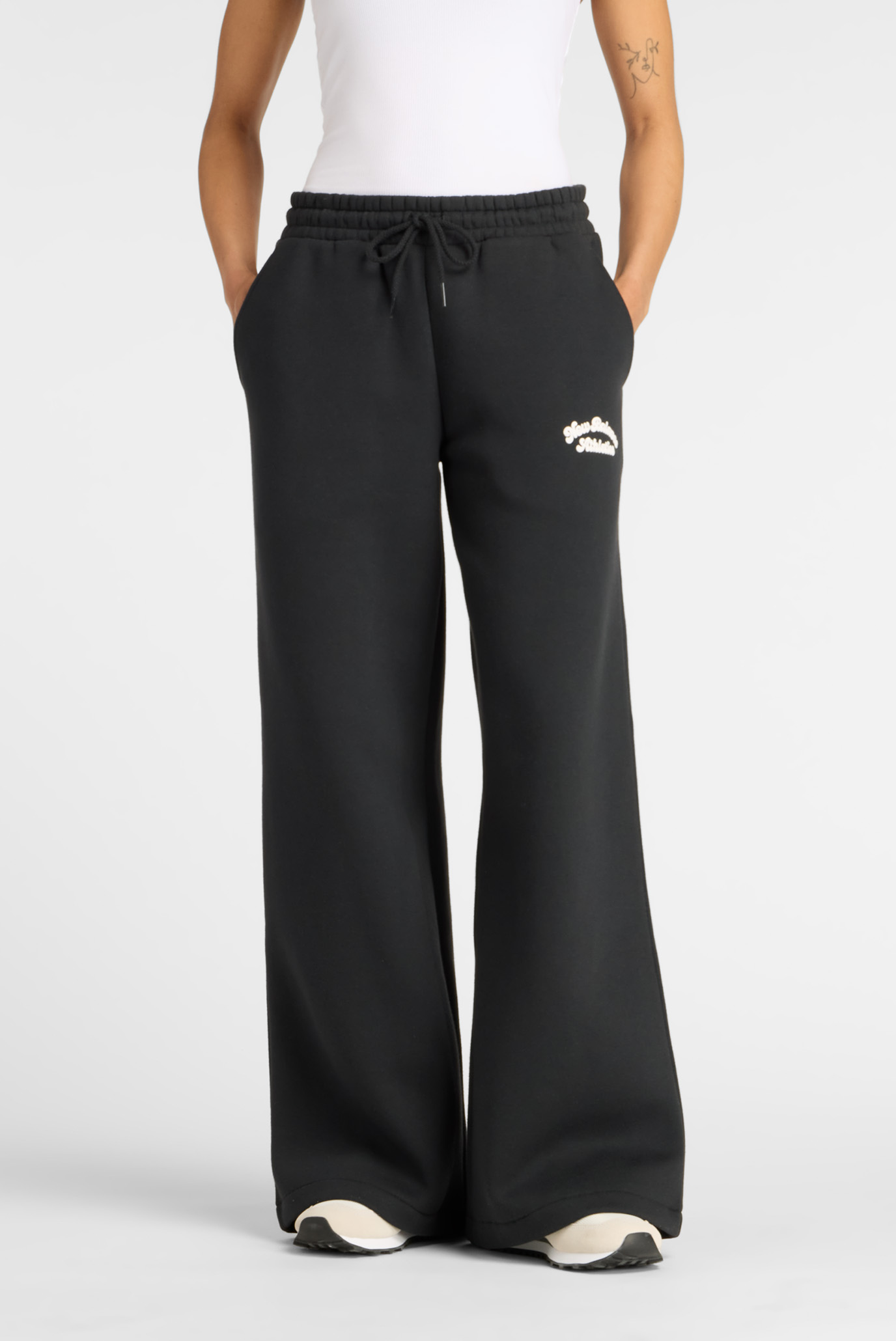 Женские черные брюки Linear Heritage Fleece Wide Leg Черный S New Balance WP53902BK Женские черные брюки Linear Heritage Fleece Wide Leg Черный S New Balance WP53902BK