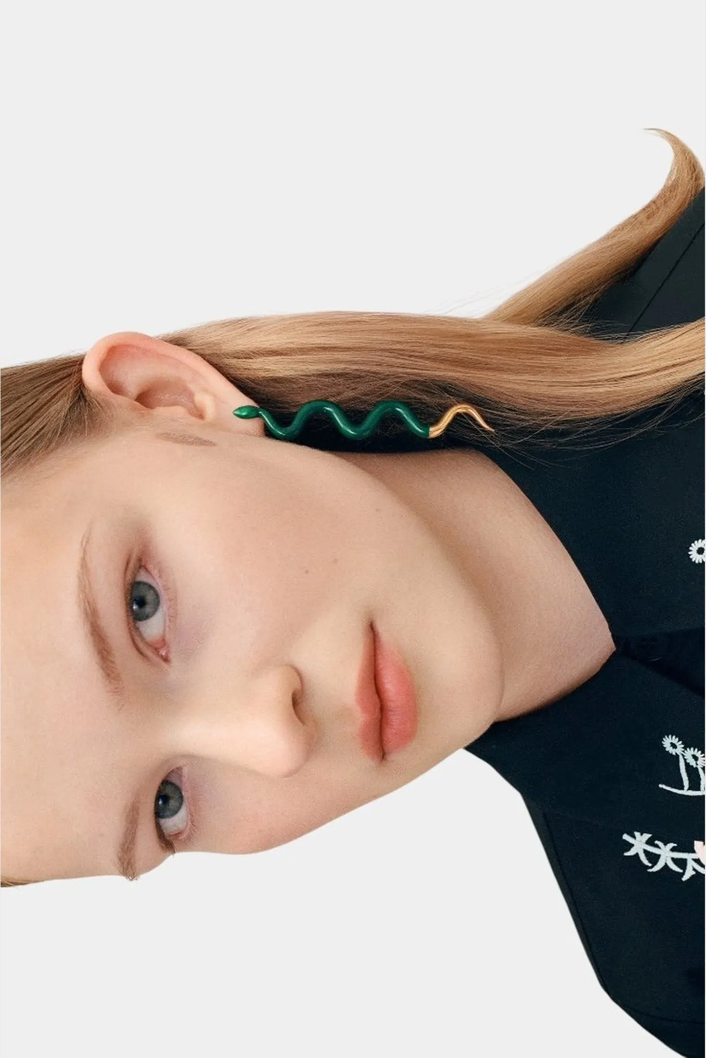 Женская зеленая моносерьга 3