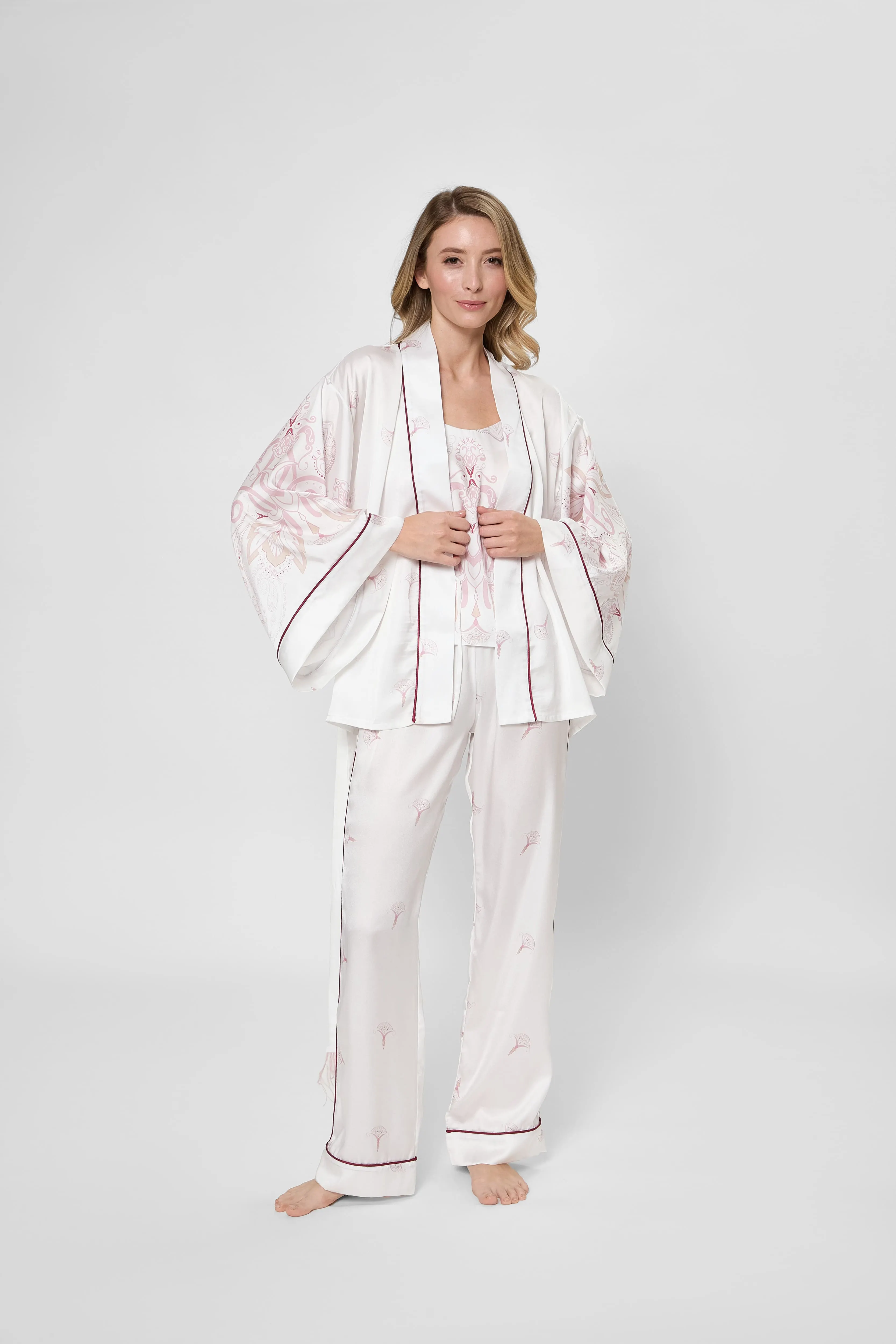 Женский белый костюм Melia ( халат, штаны ) 2