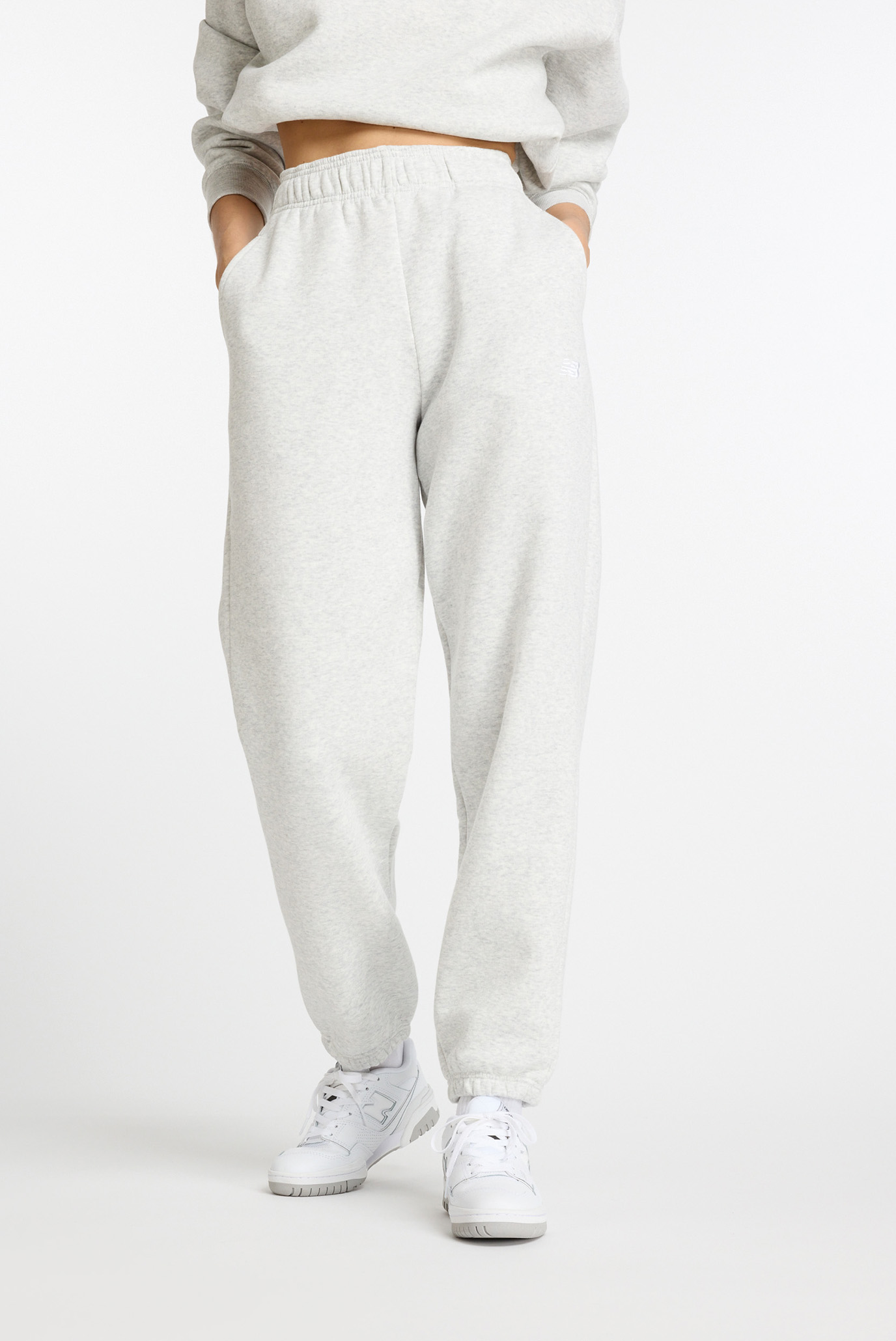 Женские серые спортивные брюки Essentials Fleece Белый M New Balance WP41502AHH Женские серые спортивные брюки Essentials Fleece Белый M New Balance WP41502AHH
