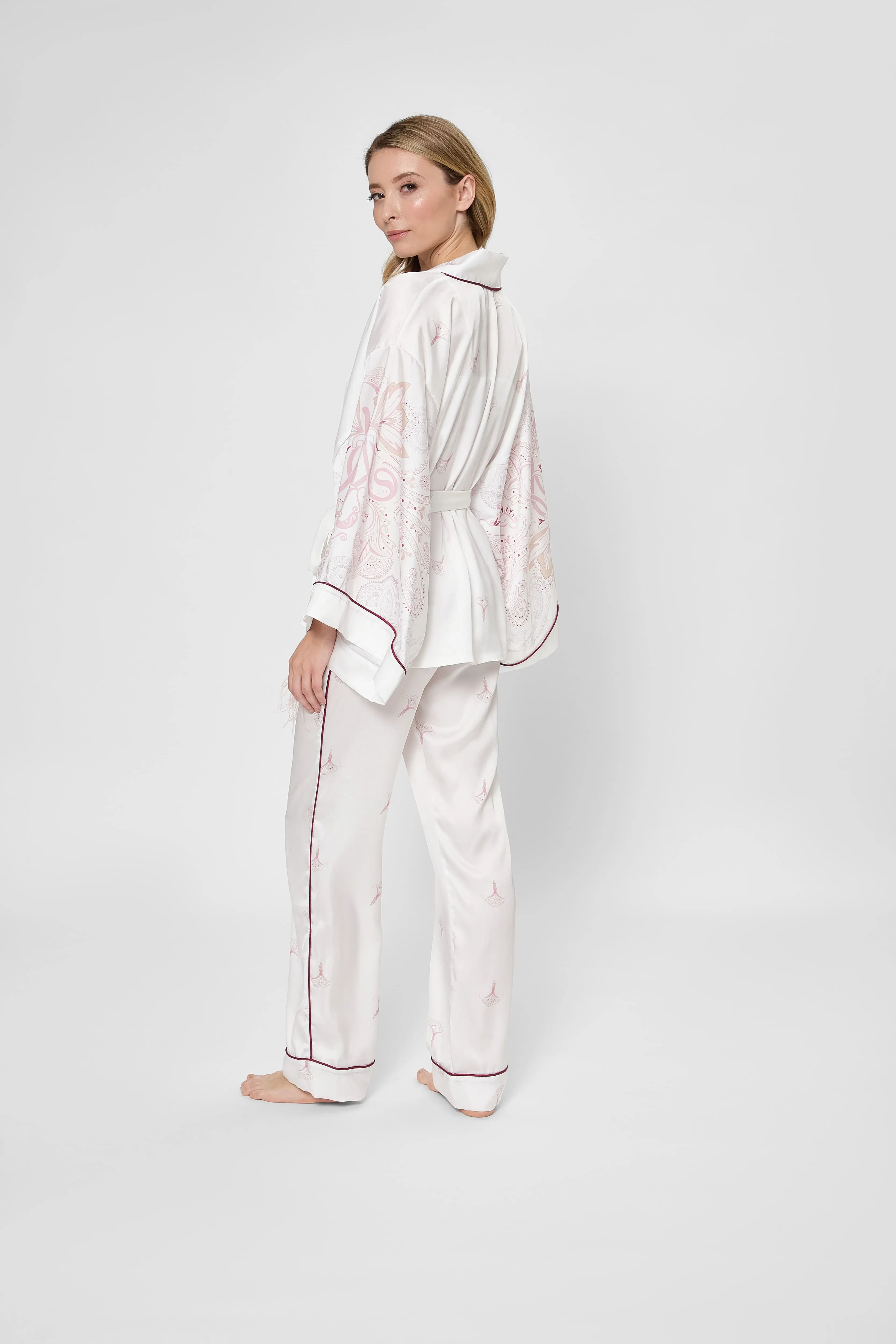 Женский белый костюм Melia ( халат, штаны ) 4