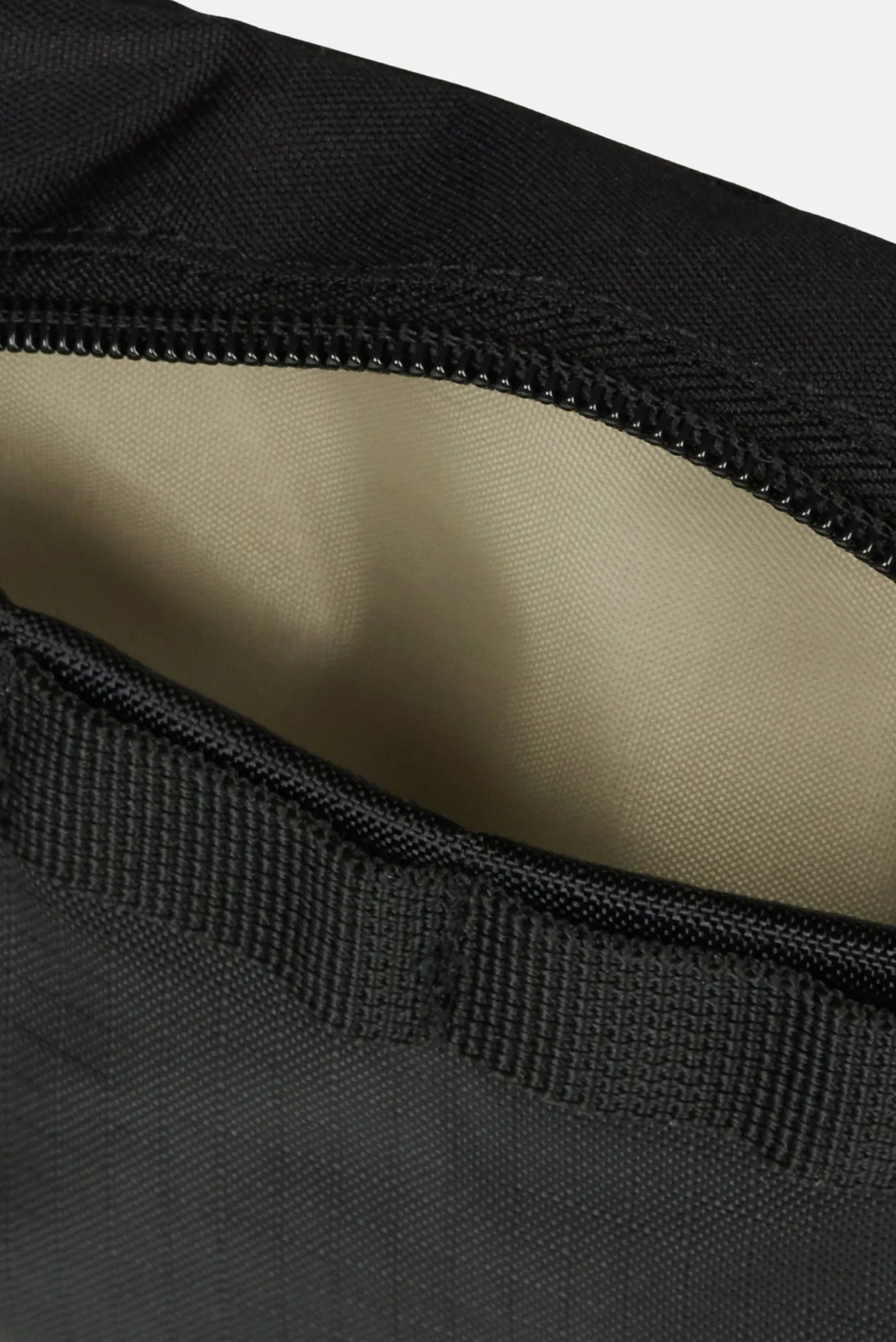 Чорна сумка ESSENTIALS Sling 3