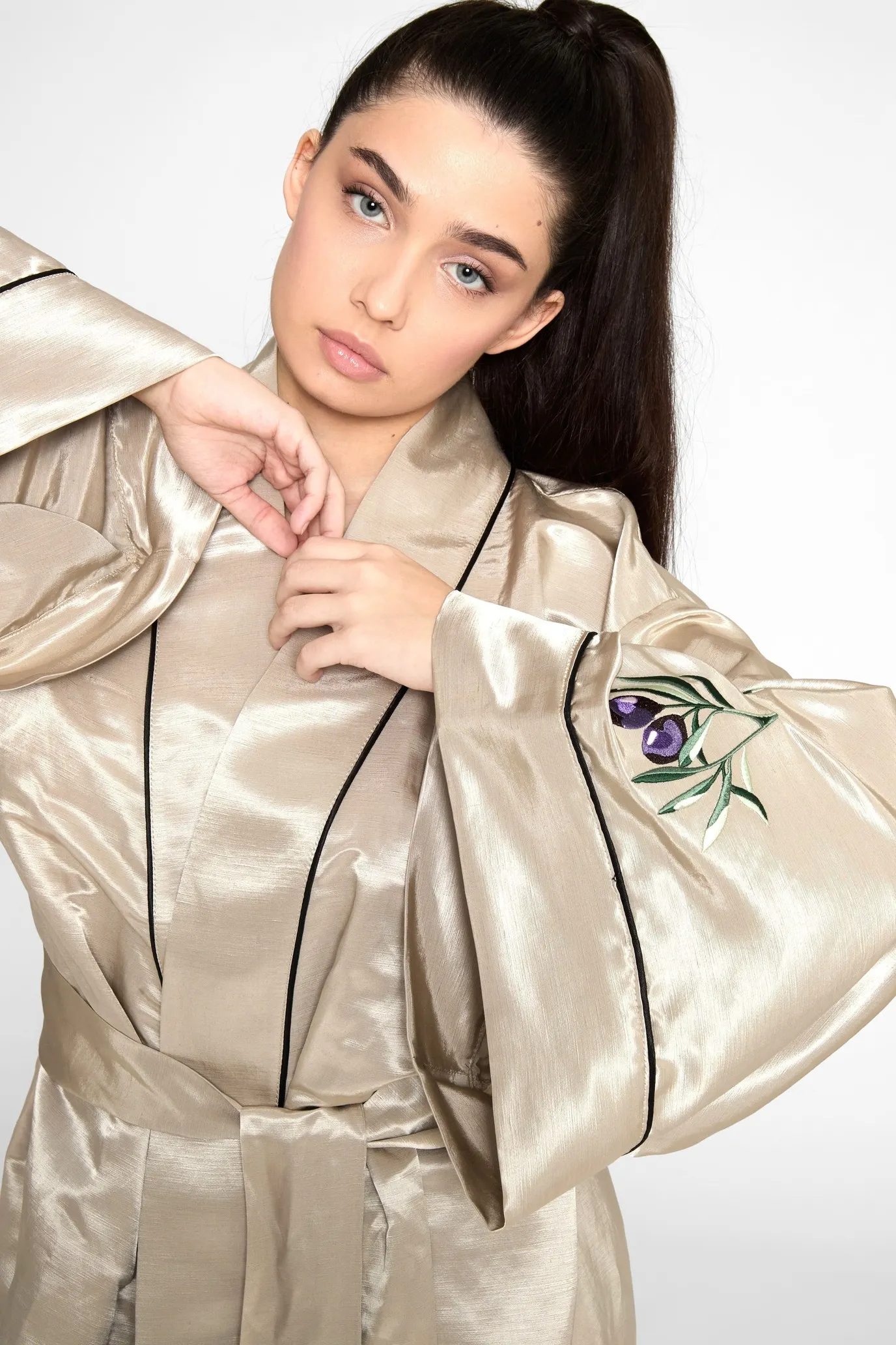 Женский оливковий халат кимоно с вышивкой Oliva 3