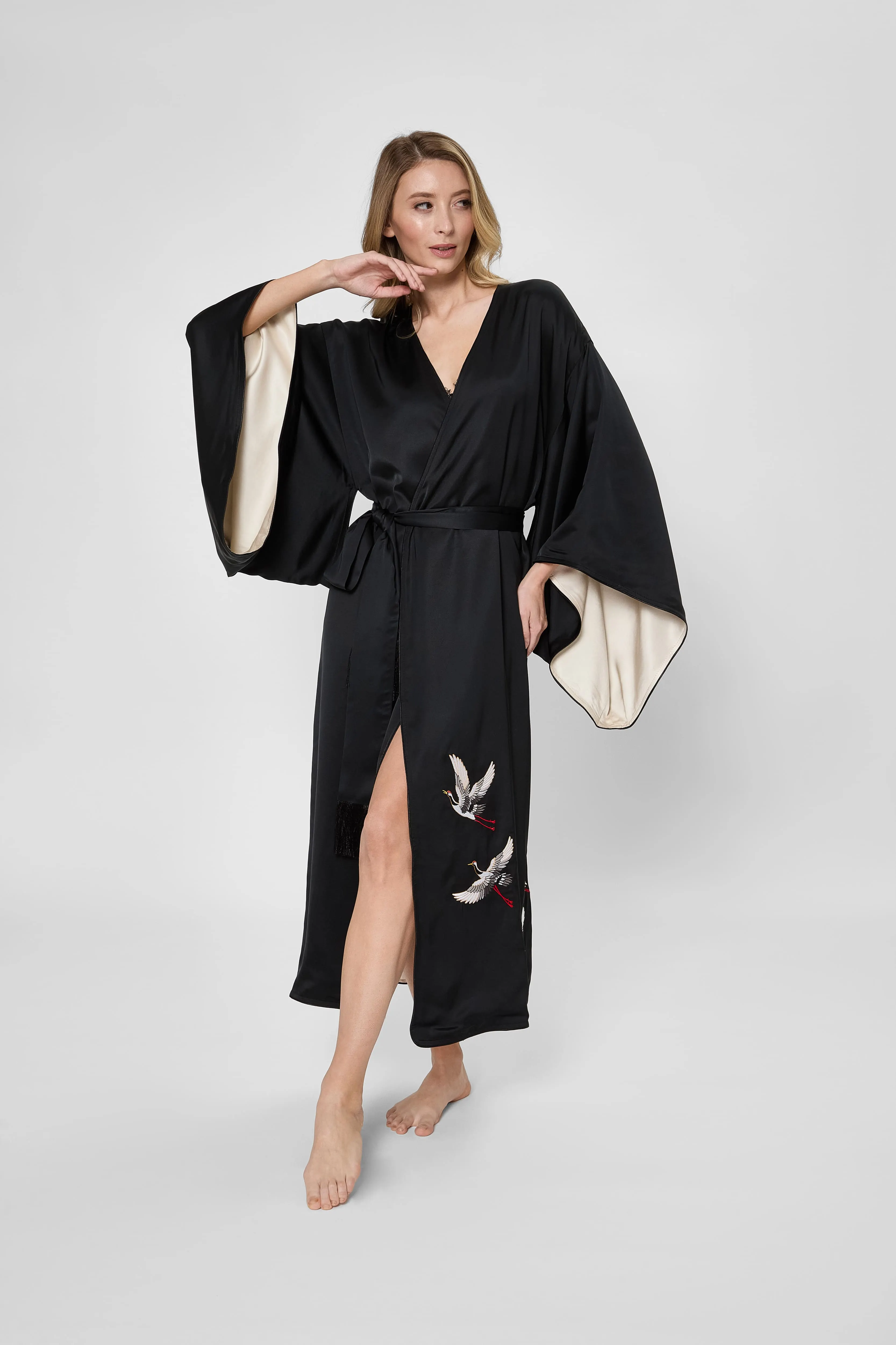 Жіночий чорний халат кімоно з вишивкою Suzumi 1