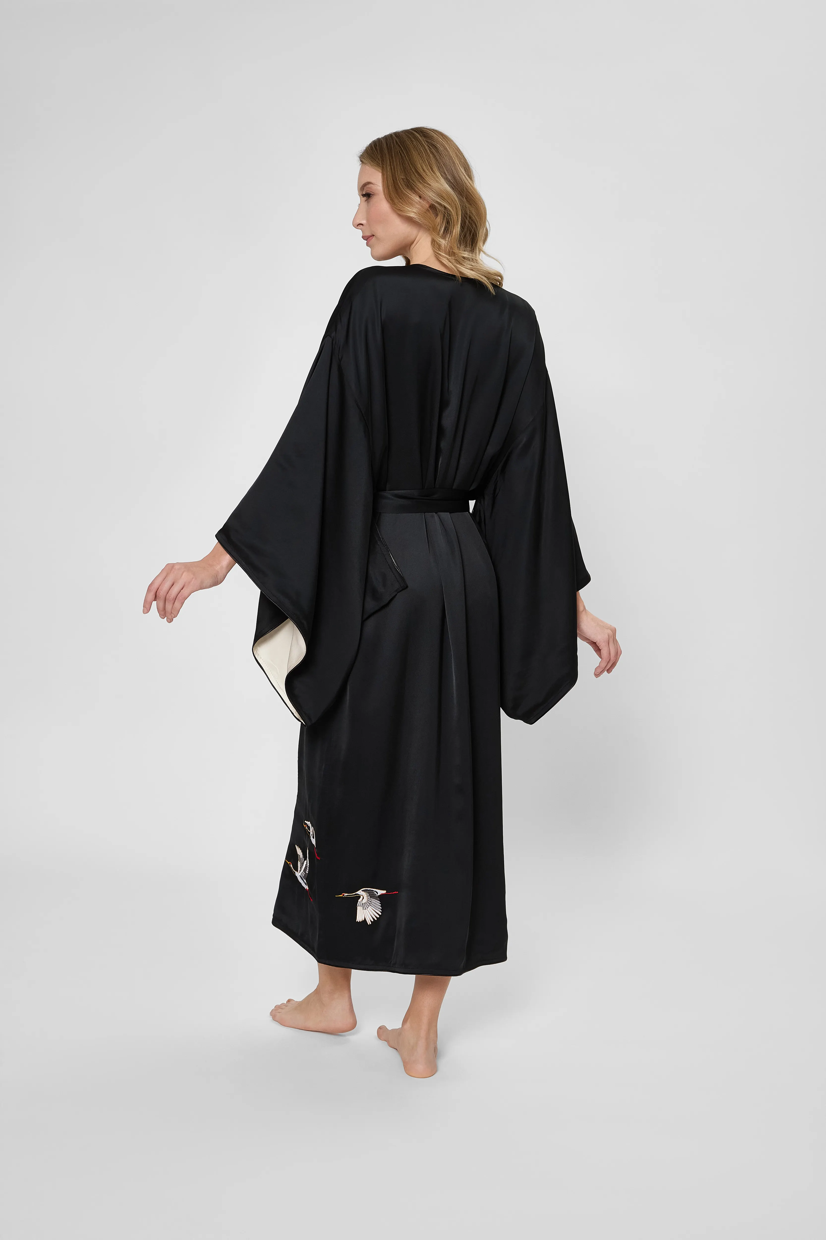 Жіночий чорний халат кімоно з вишивкою Suzumi 3