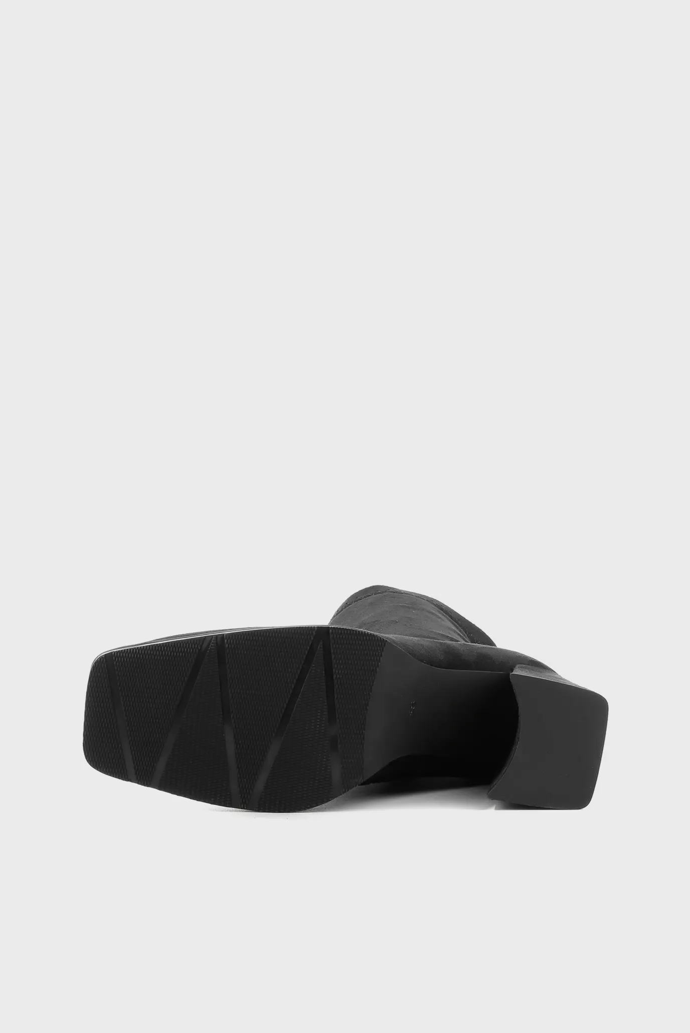 Женские черные замшевые ботильоны 6