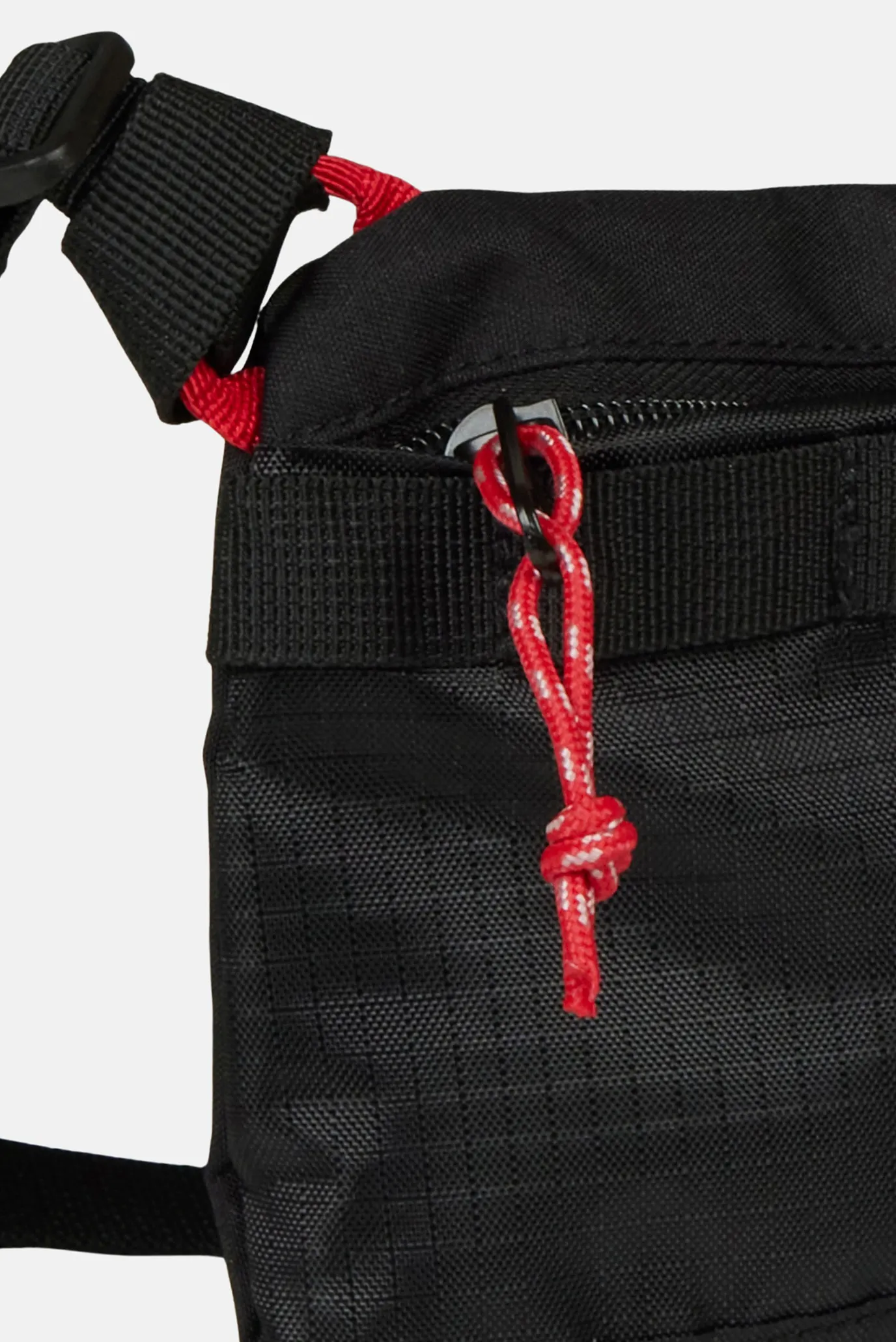 Чорна сумка ESSENTIALS Sling 4