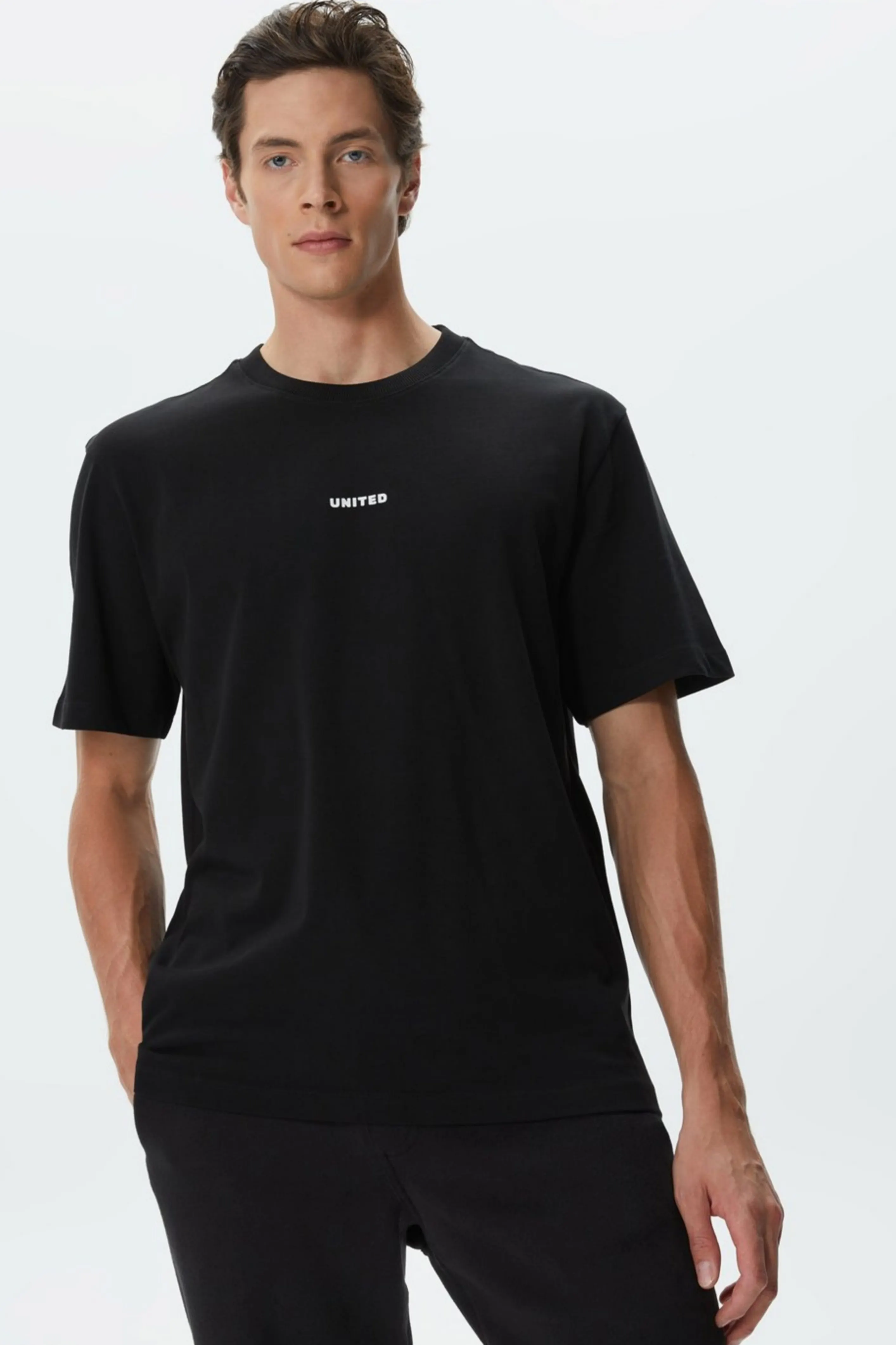 Чоловіча чорна футболка 1